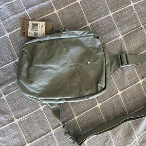Nike Aura 5L crossbody - NWT